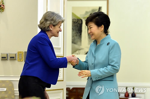 4日，韩国总统朴槿惠在青瓦台会见到访的联合国教科文组织总干事伊琳娜.博科娃（左）。（韩联社）