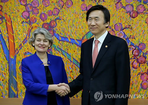 4日，韩国外交部长官尹炳世会见到访的联合国教科文组织总干事伊琳娜.博科娃（左）。（韩联社）