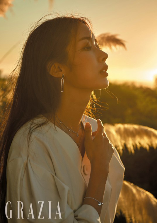 车静媛美国洛杉矶杂志写真以海为景展示优雅迷人魅力