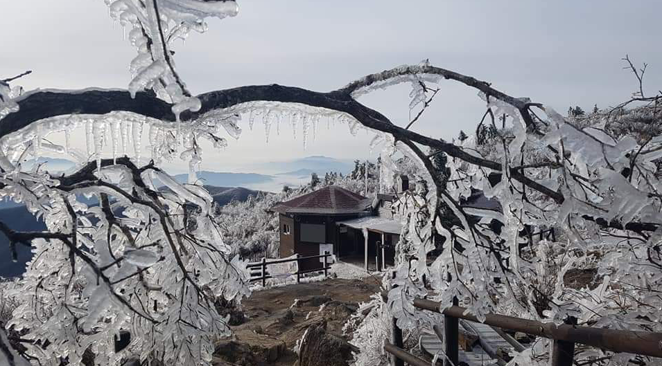 四月份的全罗北道德裕山被大雪覆盖景色