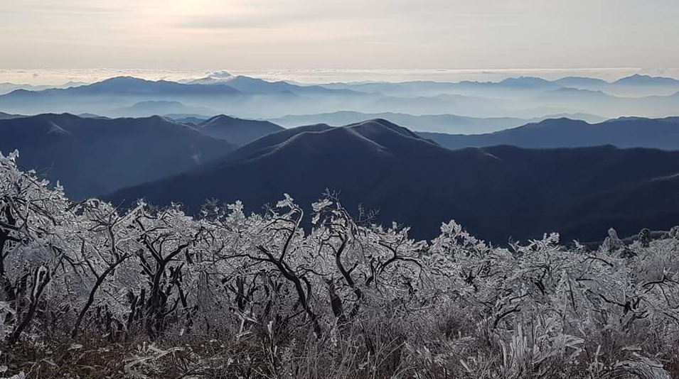 四月份的全罗北道德裕山被大雪覆盖景色