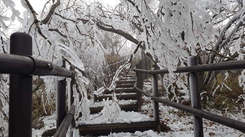 四月份的全罗北道德裕山被大雪覆盖景色