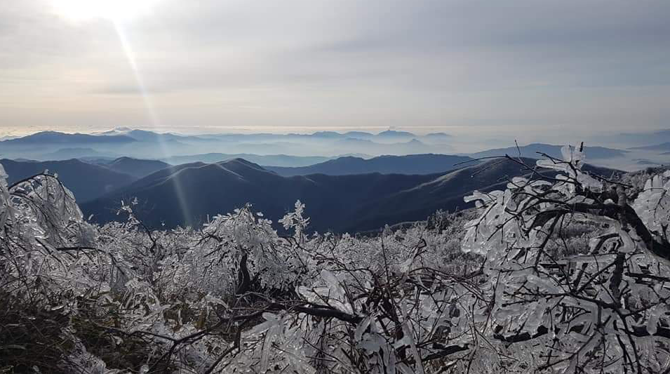 四月份的全罗北道德裕山被大雪覆盖景色