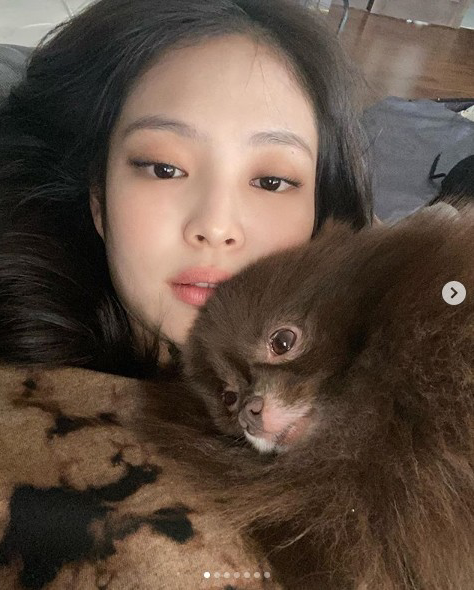 JENNIE晒与宠物合照可爱萌萌哒